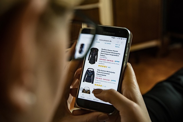 nakupování oblečení na mobilním telefonu
