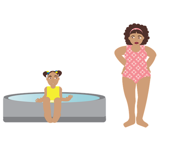 žena u bazénu s dítětem